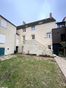an old stone house with a large yard at Au Passage de Pommard in Pommard