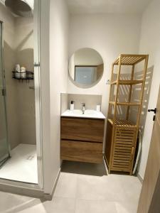 a bathroom with a sink and a mirror at Au Passage de Pommard in Pommard