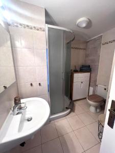 Koupelna v ubytování Your favorite apartments + 16 fotografií