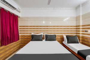 Кровать или кровати в номере Hotel O Sharmila Guest House