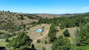 una vista aerea di una casa su una collina con piscina di Aire Escondido a Villa Berna