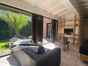 a living room with a couch and a table at Ruca Tenglo in Mar del Plata