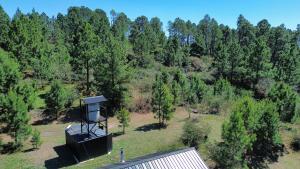 un oggetto seduto in cima a un campo alberato di Aire Escondido a Villa Berna