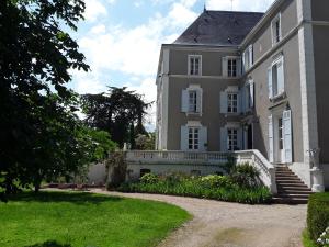 Château de Prety - Maison d'Hôtes في Préty: منزل كبير وامامه حديقة