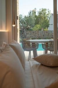 Giường trong phòng chung tại Gialova Hills 8