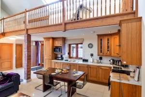 Η κουζίνα ή μικρή κουζίνα στο Finest Retreats - Cob Barn, Great Houndbeare Farm