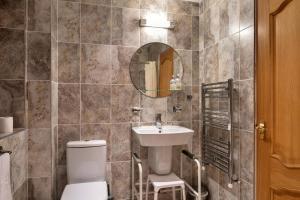 Ένα μπάνιο στο Finest Retreats - Cob Barn, Great Houndbeare Farm +23 φωτογραφίες