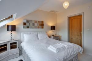 Ένα ή περισσότερα κρεβάτια σε δωμάτιο στο Finest Retreats - Cob Barn, Great Houndbeare Farm