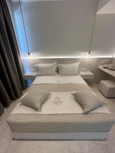 Giường trong phòng chung tại Gialova Hills 8 +52 ảnh