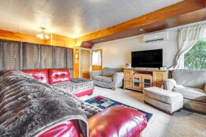 Et tv og/eller underholdning på Walkable Home in Hoquiam! Olympic Peninsula Base