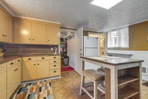 Køkken eller tekøkken på Walkable Home in Hoquiam! Olympic Peninsula Base