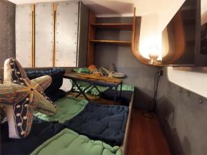 een kleine kamer met een tafel en een bed bij The Kraken Inn in Bergamo