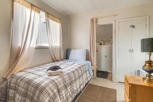 En eller flere senge i et værelse på Walkable Home in Hoquiam! Olympic Peninsula Base