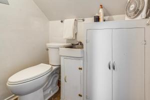 Et badeværelse på Walkable Home in Hoquiam! Olympic Peninsula Base + 17 billeder