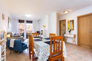 Una cocina y una sala de estar con mesa y sillas. en Apartamento Sotavento III S, en La Tejita