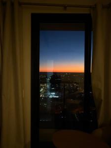 Solopgangen eller solnedgangen set fra lejligheden