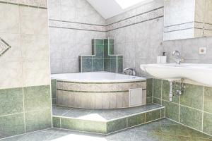 Ένα μπάνιο στο Exquisite Rooms in Shared Villa with Garden & Parking +106 φωτογραφίες