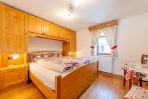 Ένα ή περισσότερα κρεβάτια σε δωμάτιο στο Ospitalità Diffusa Laste Dolomites - Cèsa Murer