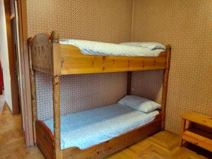 Bormio 5 villa في بورميو: سريرين بطابقين في غرفة