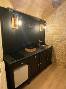 Cette chambre dispose d'un comptoir et d'une cafetière. dans l'établissement La Belle Vie La, à Saintry-sur-Seine