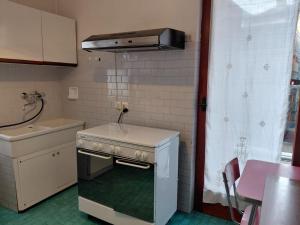 Bormio 5 villa في بورميو: مطبخ صغير مع موقد ومغسلة +30 صورة