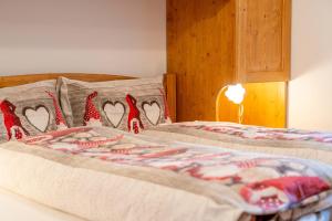 Ένα ή περισσότερα κρεβάτια σε δωμάτιο στο Ospitalità Diffusa Laste Dolomites - Cèsa Murer +55 φωτογραφίες