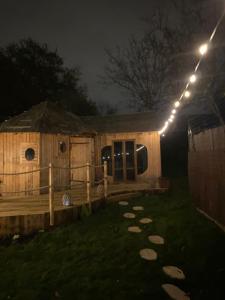 une maison avec des lumières sur son côté la nuit dans l'établissement La Belle Vie La, à Saintry-sur-Seine