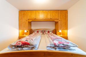 Ένα ή περισσότερα κρεβάτια σε δωμάτιο στο Ospitalità Diffusa Laste Dolomites - Cèsa Murer