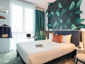 Ένα ή περισσότερα κρεβάτια σε δωμάτιο στο ibis Styles Bezons Paris La Défense