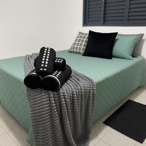 Acolhedora casa de 03 quartos في باسوس: سرير عليه نعل