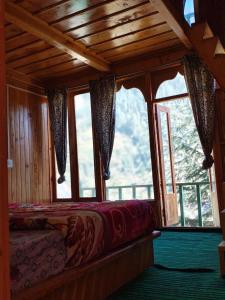 Postel nebo postele na pokoji v ubytování Tree Hub Jibhi + 22 fotografií