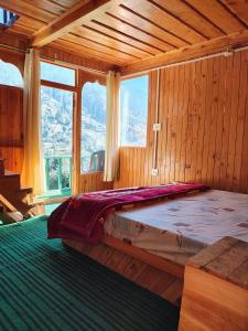 Postel nebo postele na pokoji v ubytování Tree Hub Jibhi