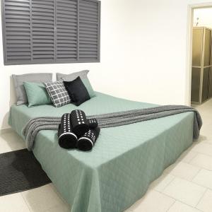 Acolhedora casa de 03 quartos في باسوس: غرفة نوم بها سرير عليه منشفتان