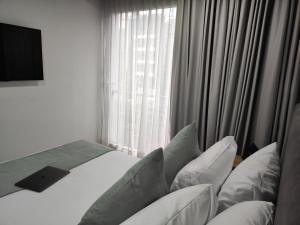 a hotel room with a bed and a window at Nova Iorque Suites by Avia Suites in Bogotá +21 photos
