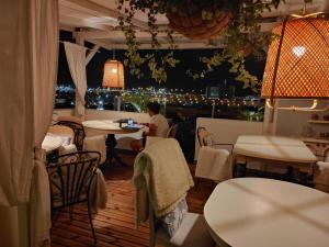 un hombre sentado en una mesa en un restaurante por la noche en Casa Doramas VV, en Las Palmas de Gran Canaria