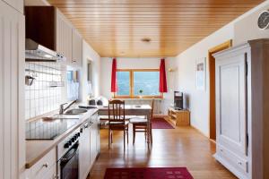 Haus Wintersonne في Falkau: مطبخ مع طاولة وغرفة طعام