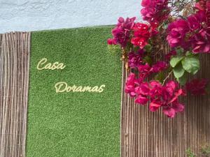 Un cartel que dice "Casosa diamantes con flores" en Casa Doramas VV, en Las Palmas de Gran Canaria