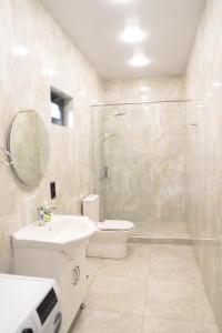 Un baño de Santorini Villa with pool near airport