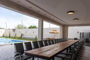 La alberca dentro o cerca de Santorini Villa with pool near airport