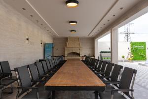 El área de trabajo o centro de convenciones de Santorini Villa with pool near airport