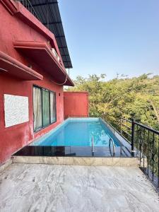 Bazén v ubytování Atlantis villa 3BHK with private pool nebo v jeho okolí