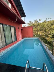 Bazén v ubytování Atlantis villa 3BHK with private pool nebo v jeho okolí + 4 fotografie