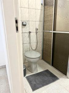 Acolhedora casa de 03 quartos في باسوس: حمام مع مرحاض في كشك للاستحمام