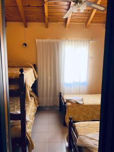 Giường trong phòng chung tại Complejo Althea