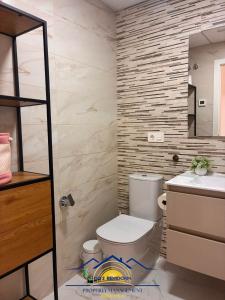 een badkamer met toilet en wastafel bij Sunrise at Finestrat in Finestrat