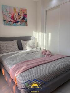 een slaapkamer met een bed met twee slippers erop bij Sunrise at Finestrat in Finestrat
