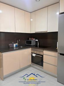 een keuken met witte kasten en een magnetron bij Sunrise at Finestrat in Finestrat