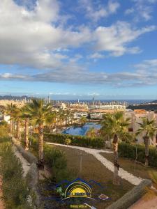 een uitzicht op een stad vanuit een park met palmbomen bij Sunrise at Finestrat in Finestrat +14 foto's