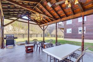 Peaceful Mountain Cabin with Views in Williamsburg في ويليامزبرغ: جناح مع طاولة وكراسي وشواية