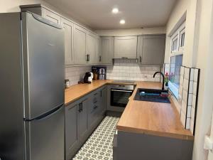 Kuchyň nebo kuchyňský kout v ubytování Central Belfast 2 Bedroom House Sleeps 6 Beside Ormeau Park